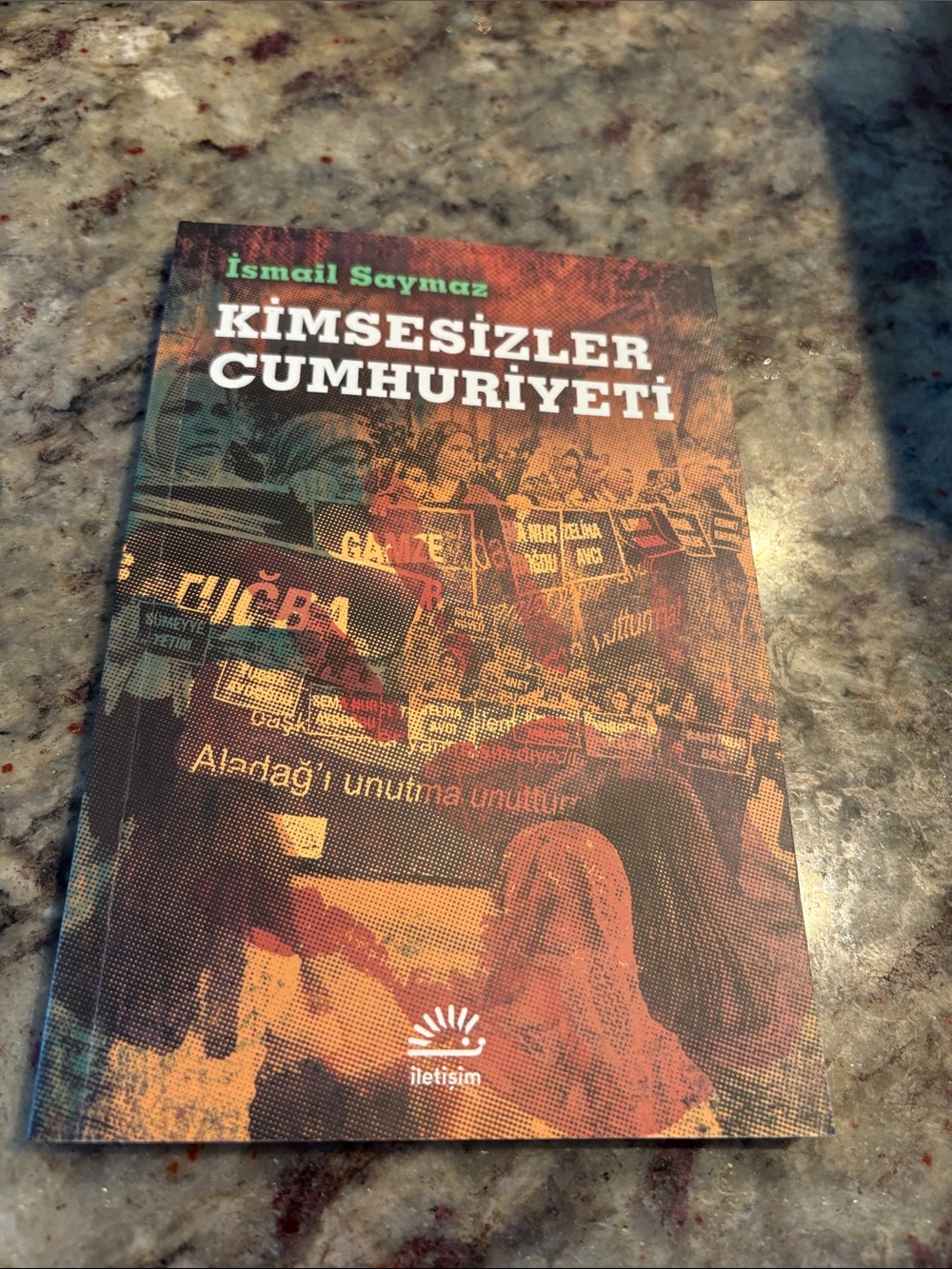 Kimsesizler Cumhuriyeti by İsmail Saymaz - Multicolor Cover